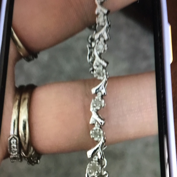 Diamond Bracelet in 10K white gold, 7 inches need an extender for larger - Picture 5 of 8